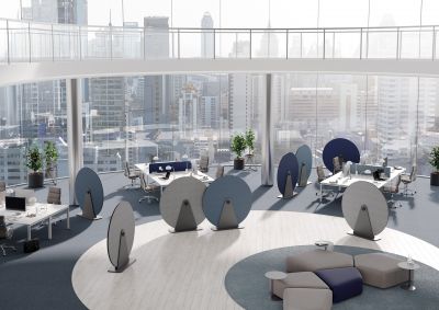 Großraumbüro mit Palmberg Terio Plus Disc Akustik-Absorbern in Grau und Blau zur Schallreduzierung und Verbesserung der Raumakustik.